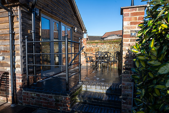 Falcon Barn24